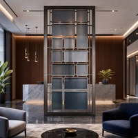 Paravent en verre tissé bronze foncé, panneaux en verre texturé, sur mesure pour hall d'hôtel