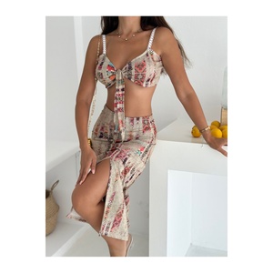 Ensemble haut court à bretelles et motif en lycra pour femme avec nœud sur le devant et jupe midi fendue - Product Image 2