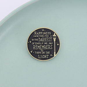 Le <span class=keywords><strong>bonheur</strong></span> peut être trouvé même dans le plus sombre des temps épingles en émail <span class=keywords><strong>citations</strong></span> <span class=keywords><strong>positives</strong></span> alliage broche revers Badge bijoux cadeau pour ami - Product Image 1