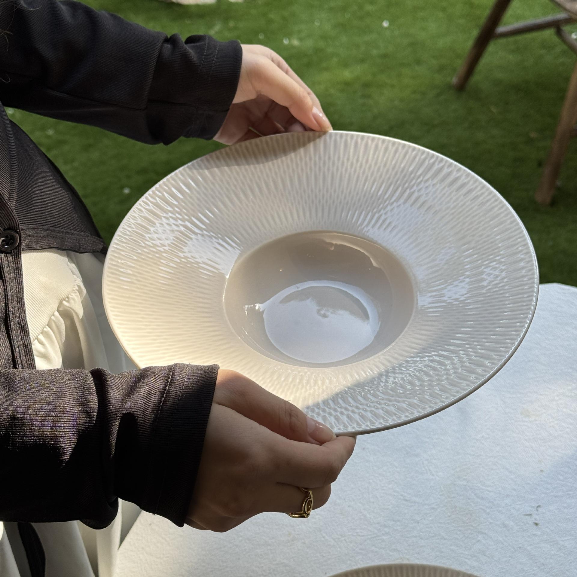 หมวกฟางสีเทาเย็น