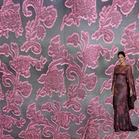 Tissu floral cationique dévoré rose-rouge en jacquard pour robes de soirée, tenues de fête et vêtements de mode – Vente en gros