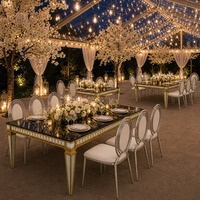 Ensemble de table à manger néoclassique de luxe avec bordure dorée, table de banquet et chaises à dossier argenté pour réception de mariage