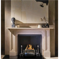Ensemble de cheminée contemporain en marbre beige, avec cadre en acier intégré, design CAO personnalisé et fabrication sur mesure