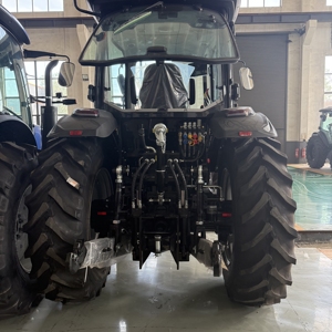 Tracteur agricole 4x4 à transmission par engrenages, roues noires, moteur haute sécurité, composant essentiel pour usage agricole - Product Image 3