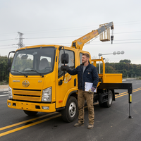Grue de voiture avec cabine à double rangée de sièges pour 6 personnes, caisse de chargement de 2,6 m, hauteur de levage de 5 m, moteur à couple de levage de 440 Nm