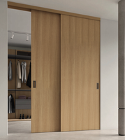 Porte coulissante dissimulée en WPC sur mesure, style bois moderne et minimaliste, pour chambre et salon (vente en gros)