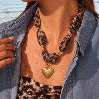 2025 européen américain Sexy léopard soie écharpe coeur pendentif en acier inoxydable collier Non-Fading Design clavicule chaîne en gros