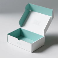 Boîtes d'expédition en carton ondulé recyclables avec logo coloré personnalisé en relief et pelliculage mat, tailles sur mesure pour emballage professionnel