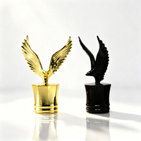 Flacon de parfum carré en verre de luxe 100 ml, transparent, surfaces facettées gaufrées uniques avec un capuchon en métal aigle exquis pour homme