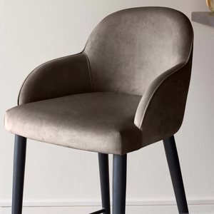 Tabourets <span class=keywords><strong>de</strong></span> <span class=keywords><strong>bar</strong></span> modernes en <span class=keywords><strong>velours</strong></span> <span class=keywords><strong>taupe</strong></span> avec accoudoirs incurvés, chaises <span class=keywords><strong>de</strong></span> <span class=keywords><strong>bar</strong></span> rembourrées avec pieds en métal noir mat et repose-pieds intégré - Product Image 5