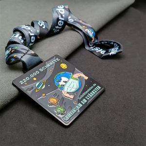 Médaille de course urbaine hexagonale personnalisée en émail avec motif tête d'<span class=keywords><strong>Amérindien</strong></span> et cordon rouge pour événements sportifs urbains - Product Image 2