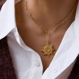 Juego de Joyería de Acero Inoxidable 18K con Pedrería, Collar y Aretes con Colgante de Sol y Luna para Mujer, Venta al Por Mayor - Product Image 5