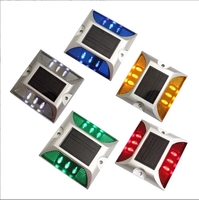 Réflecteur de route solaire à LED rouge clignotant, type œil de chat, en aluminium, avec lumière clignotante