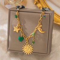 Collier à breloques style bohème en acier inoxydable plaqué or PVD 18 carats, anti-ternissement, avec foulard en soie, perles vertes soleil, lune et étoile