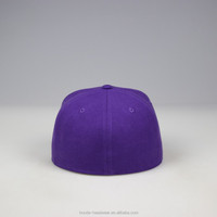 Vente en gros Casquette de baseball ajustée brodée à bord plat violette Casquette ajustée personnalisée Casquette Gorras Snapback pour hommes