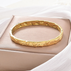 Zeadear classic evenly scattered floral ornament grain textured exterior durable luminous smooth 18k gold <b>bangle</b> <b>bracelet</b> - Product Image 4