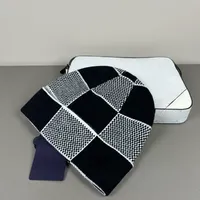 Topi Beanie Rajut Bergaris Premium Unisex 2026, Topi Skull Thermal Lembut untuk Musim Dingin, Aksesori Gaya Jalanan Klasik untuk Pria dan Wanita