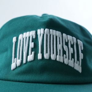 Gorra Retro de 5 Paneles con Logotipo Personalizado, Bordado 3D en Relieve de la Frase "LOVE YOURSELF" en Blanco, Gorra de Béisbol Verde Bosque, Gorro sin Estructura, Venta al Por Mayor - Product Image 4