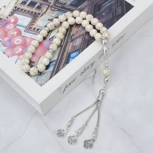 Venta al por mayor de cuentas de oración musulmanas YASEEN étnicas de 33 piezas, de resina turquesa con patrón floral de 10 mm, Dhikr Tasbih con borlas plateadas. - Product Image 1