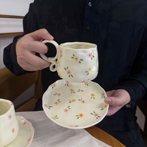 <span class=keywords><strong>Set</strong></span> di Tazza e Piattino in Porcellana Dipinta a Mano in Stile Retrò Francese con Design Floreale Artigianale - Regalo per Amici - Product Image 1
