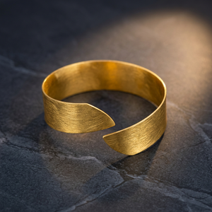 SOUMYA CREATIONS Brazalete Abierto Geométrico de Latón Chapado en Oro, Joyería Clásica Unisex para Uso Casual/Deportivo o de Fiesta - Product Image 1