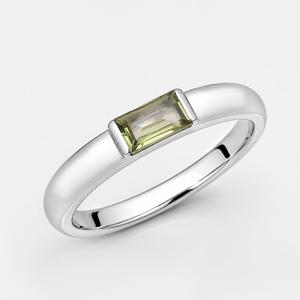 Anillo de Plata de Ley 925 con Peridoto Clásico para Mujer de Emrusa Jewellers, con Solitario de Corte Baguette en Engaste de Bisel - Product Image 4