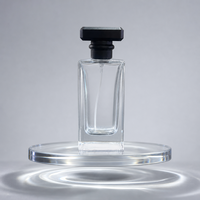Flacon carré en verre transparent raffiné, base épaisse, capuchon géométrique noir, atomiseur à fine brume, flacon de parfum de luxe