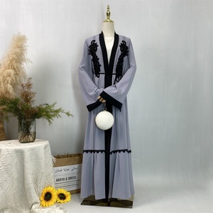 Abaya grise Modesty de Chaomengfashion pour femmes musulmanes, en tissu Nida, kaftan ouvert avec application florale sur la poitrine - Product Image 4