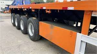 Remorque à plateau plat à 4 essieux de grande capacité, remorque semi-remorque à plateforme pour conteneurs de 40 pieds, pour le transport d'équipements surdimensionnés
