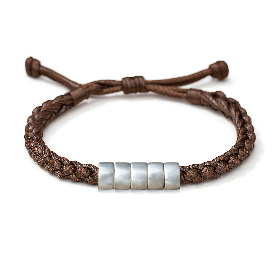 Pulsera marrón con hebilla plateada.