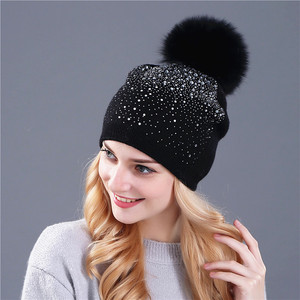 Gorro de Punto de Cachemira con Lentejuelas para Mujer, 6 Colores Disponibles, Listo para Enviar, Gorro de Invierno con Lentejuelas Brillantes y Bola de Pelo de Zorro - Product Image 2