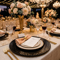 Assiettes de présentation modernes en verre rayé gris et noir de 13 pouces, rondes et côtelées, pour la décoration de tables de mariage et d'événements (vente en gros)