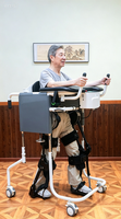 Exosquelette de réadaptation à mouvement fluide pour l'entraînement à la marche