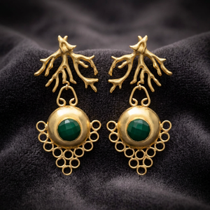 Nouvelles boucles d'oreilles pendantes ethniques dorées plaquées or avec émeraudes pour mariage, fiançailles et occasions spéciales - Product Image 3