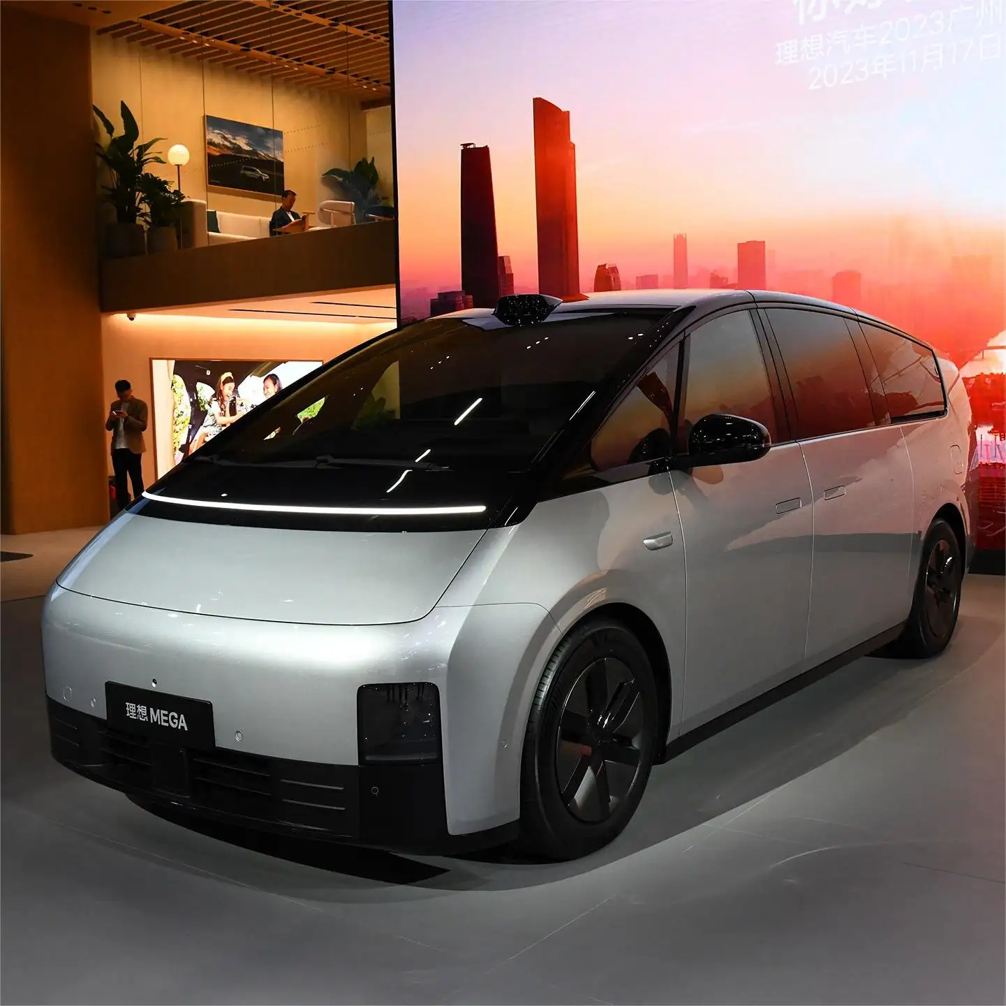 سيارات كهربائية الصين Lixiang Mega الفاخرة لعام 2024 متعددة المهام متعددة المهام بمقعدين وطويلة المدى بمسافة 710 كم ونظام الدفع الرباعي