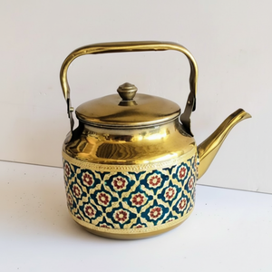 Tetera tradicional de acero de color latón con intrincados patrones geométricos, a precios al por mayor. - Product Image 1