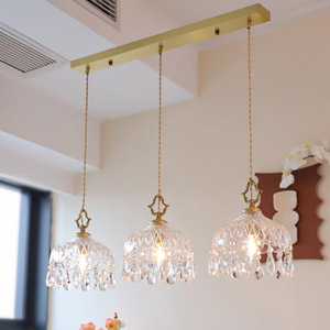 Restaurant rétro français avec trois petits lustres, lampes en verre de comptoir d'îlot de style américain moderne japonais pour maison d'hôtes - Product Image 1