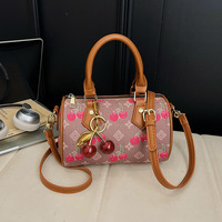 Nouveau Sac à Main Boston pour Femme 2026, Sac Bandoulière Élégant avec Fermeture Éclair, Design Classique et Tendance, Imprimé Cerises