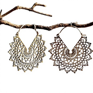 Boucles d'oreilles créoles vintage tendance pour femme, en laiton finition dorée - Product Image 1