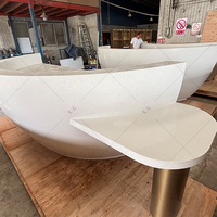 Comptoir de réception moderne sur mesure en forme de coupelle avec éclairage LED, surface solide en Corian durable pour hôtels et hôpitaux, garantie 8-10 ans