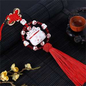 Fournisseur de pièces pendentifs de <span class=keywords><strong>voiture</strong></span> Lucky Cat céramique <span class=keywords><strong>maneki</strong></span> <span class=keywords><strong>neko</strong></span> cristal ornements suspendus de <span class=keywords><strong>voiture</strong></span> avec noeud chinois pour cadeau d'ami - Product Image 1