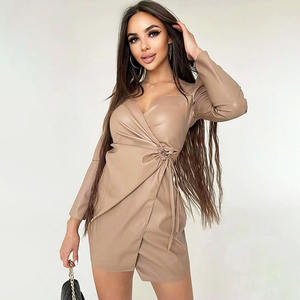 Usine de vêtements de haute qualité personnalisé femmes <span class=keywords><strong>en</strong></span> <span class=keywords><strong>cuir</strong></span> Sexy col <span class=keywords><strong>en</strong></span> V à manches longues robe mince noir tenue décontractée pour les femmes - Product Image 2