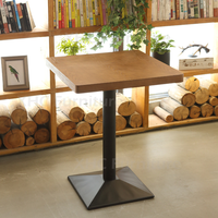 Offre Spéciale : Ensemble Table et Chaises de Restaurant Moderne (4-6 Chaises Noires) – Écologique, Facile à Nettoyer, Structure Métallique Robuste, Usage Commercial Hôtelier