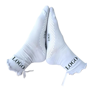Chaussettes de yoga et de Pilates antidérapantes personnalisées – Chaussettes de ballet à logo personnalisé, chaussettes de Pilates et de yoga à logo personnalisé, à volants pour femmes - Product Image 1
