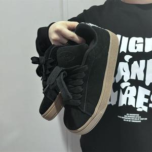 รองเท้าผ้าใบสีดำสไตล์ฮ่องกงแบบดั้งเดิมสำหรับผู้ชาย รองเท้าผูกเชือกเดินสบายๆ รุ่นใหม่ประจำฤดูใบไม้ผลิปี 2025 เหมาะสำหรับนักเรียน ใส่เล่นกีฬาและลำลอง - Product Image 4