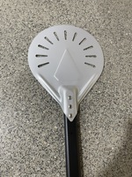 Schwarz und Silber Farbe Perforiertes Rechteck Aluminium Pizza Peel Schaufel Mit Drehen Pizza Paddel Mit Abnehmbarem Griff