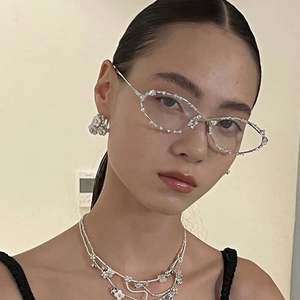 Gafas de Sol de Moda de Lujo 2025 con Logotipo Personalizado, Gafas de Sol Ovaladas de Metal con Pedrería y Protección UV400 para Mujer - Product Image 2