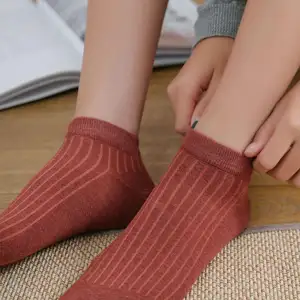 Vente en gros chaussettes pour femmes bonneterie logo brodé chaussettes pour femme en coton côtelé de couleur unie