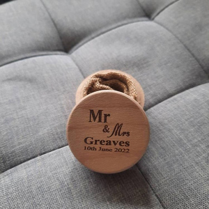 Scatola Portafedi Nuziale Rotonda <span class=keywords><strong>in</strong></span> <span class=keywords><strong>Legno</strong></span> Personalizzata con Tecnica Lucida e Incisione del Giorno del Matrimonio - Product Image 4