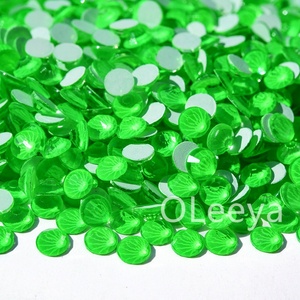 OLeeya Vente en gros d'usine Couleurs vertes Cristaux de fixation à froid Strass à dos plat Non Hotfix Strass pour accessoires de vêtement - Product Image 4